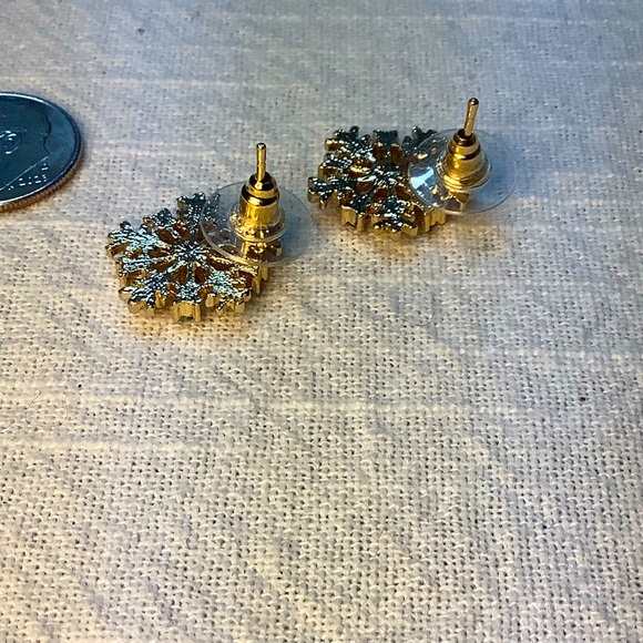 🌼 Snowflake Stud Earrings Embellished With Shiny Red and Green Rhinestones - Picture 3 of 4